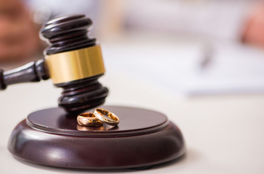 divorce lawyer